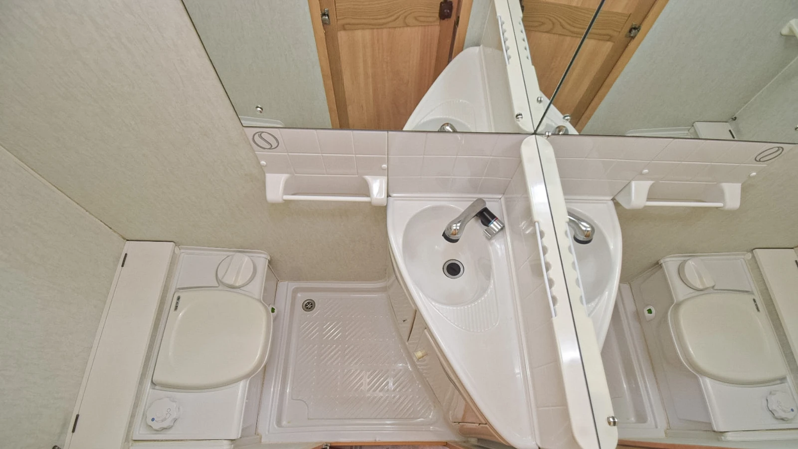 Каравана Sprite Super 390, снимка 15 - Каравани и кемпери - 54232859