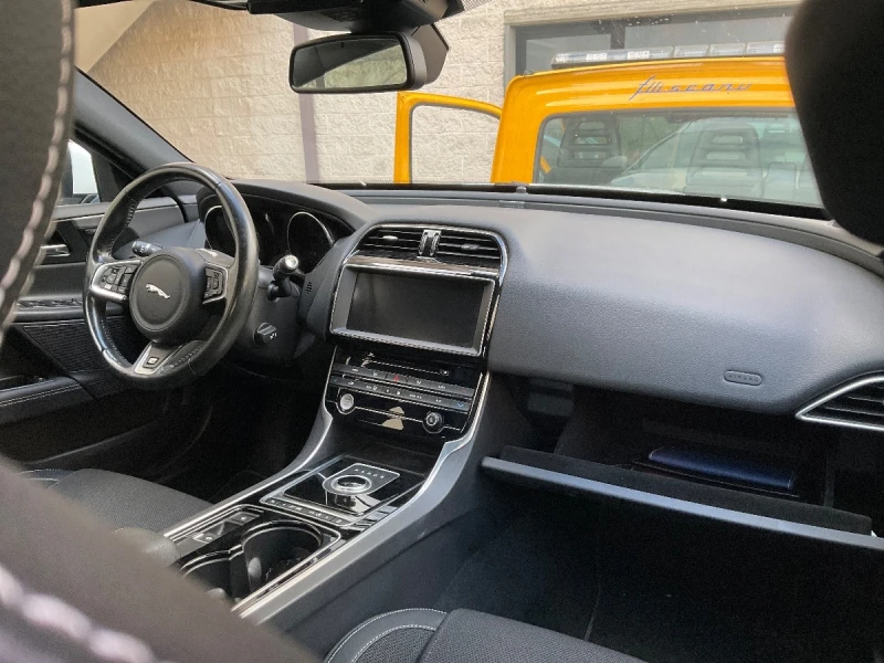 Jaguar XE 20d R-Sport AWD 4x4 КОЖА ПАНОРАМА, снимка 9 - Автомобили и джипове - 52157392