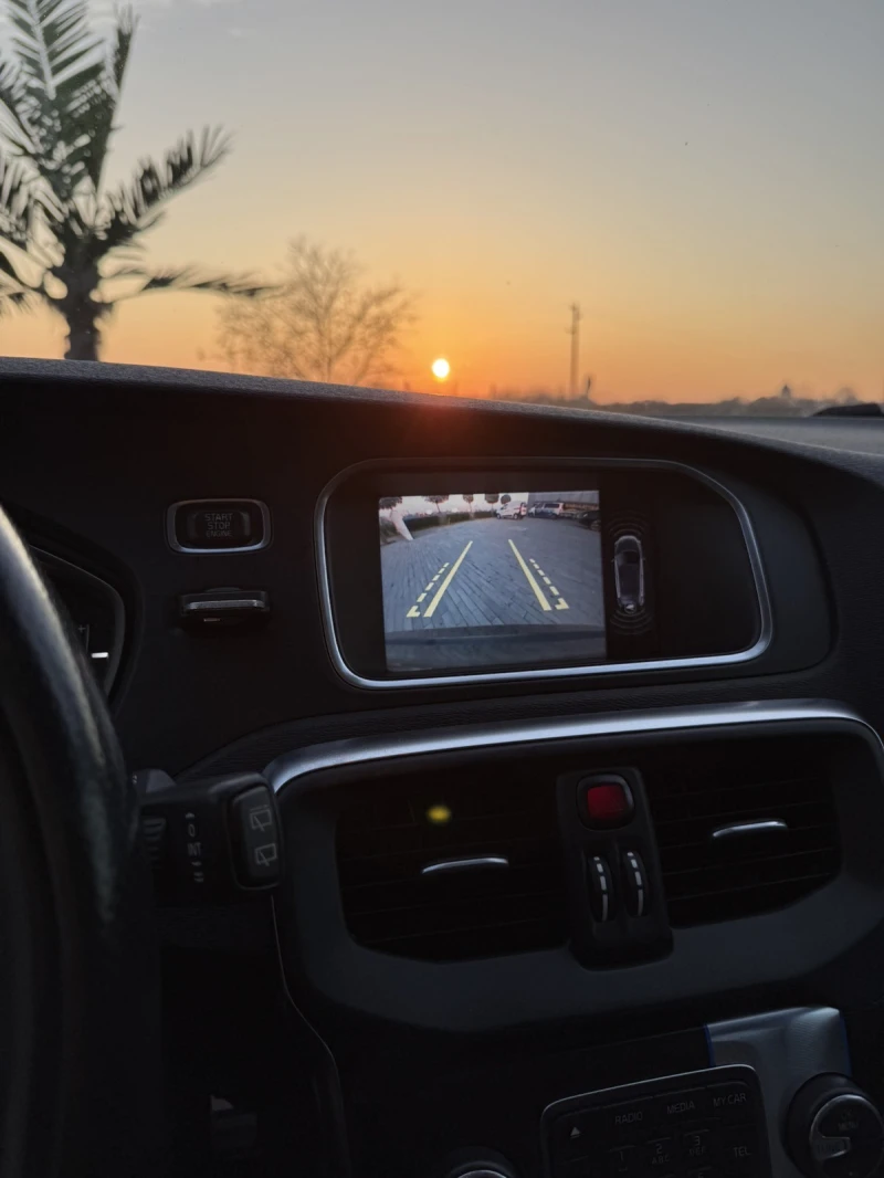 Volvo V40 1.6 D2 R-design, Full options, снимка 13 - Автомобили и джипове - 52513190