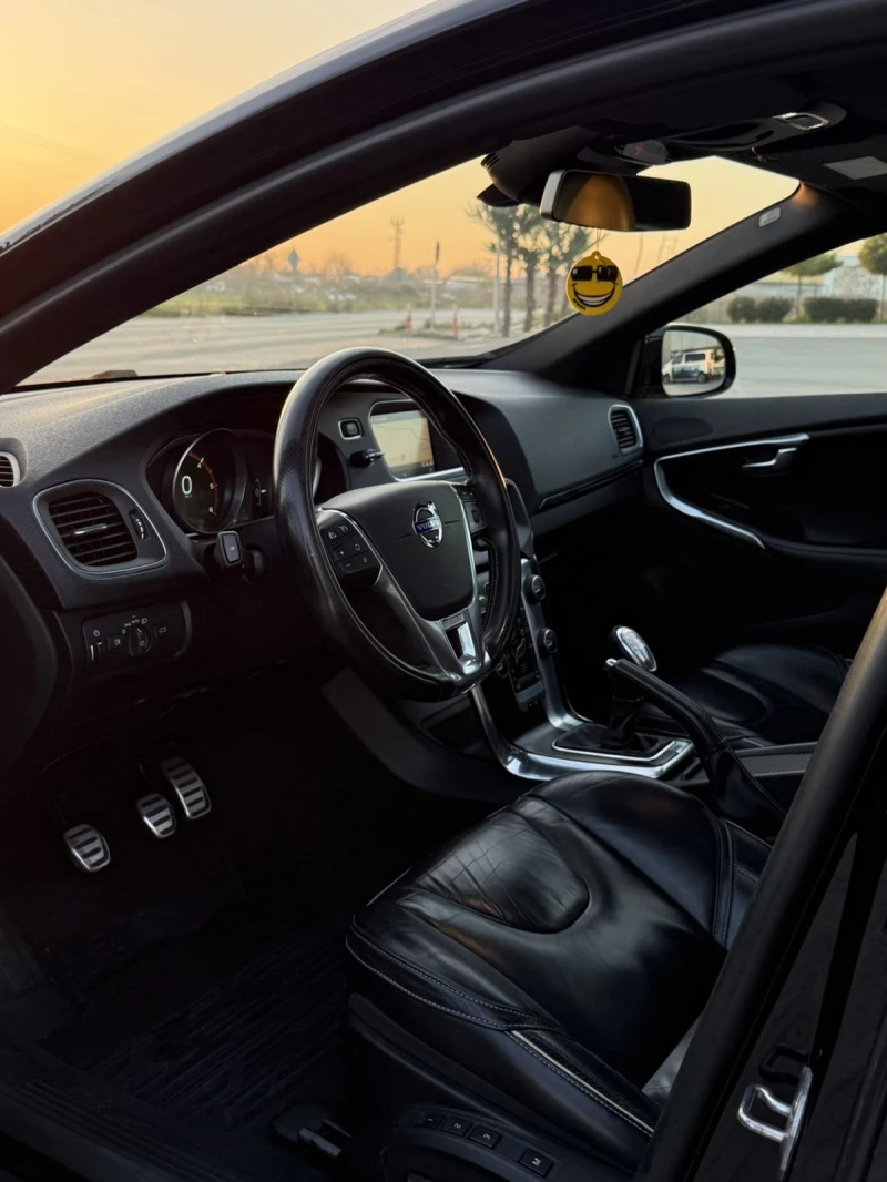 Volvo V40 1.6 D2 R-design, Full options, снимка 6 - Автомобили и джипове - 52513190