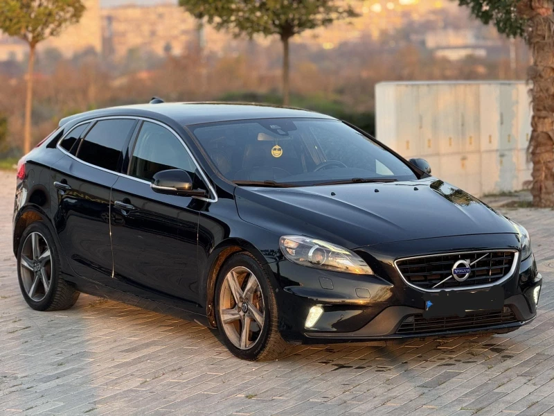 Volvo V40 1.6 D2 R-design, Full options, снимка 2 - Автомобили и джипове - 52513190