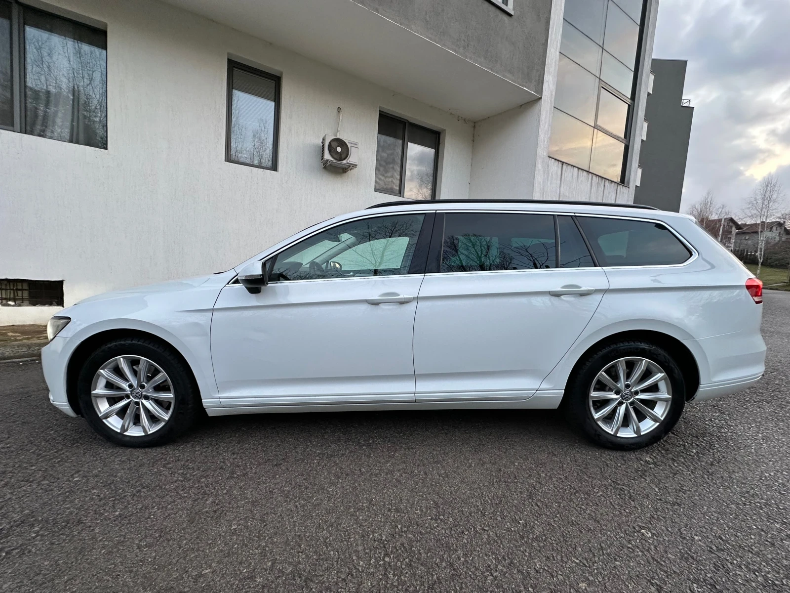 VW Passat 2.0TDI / DSG / NAVI - изображение 4