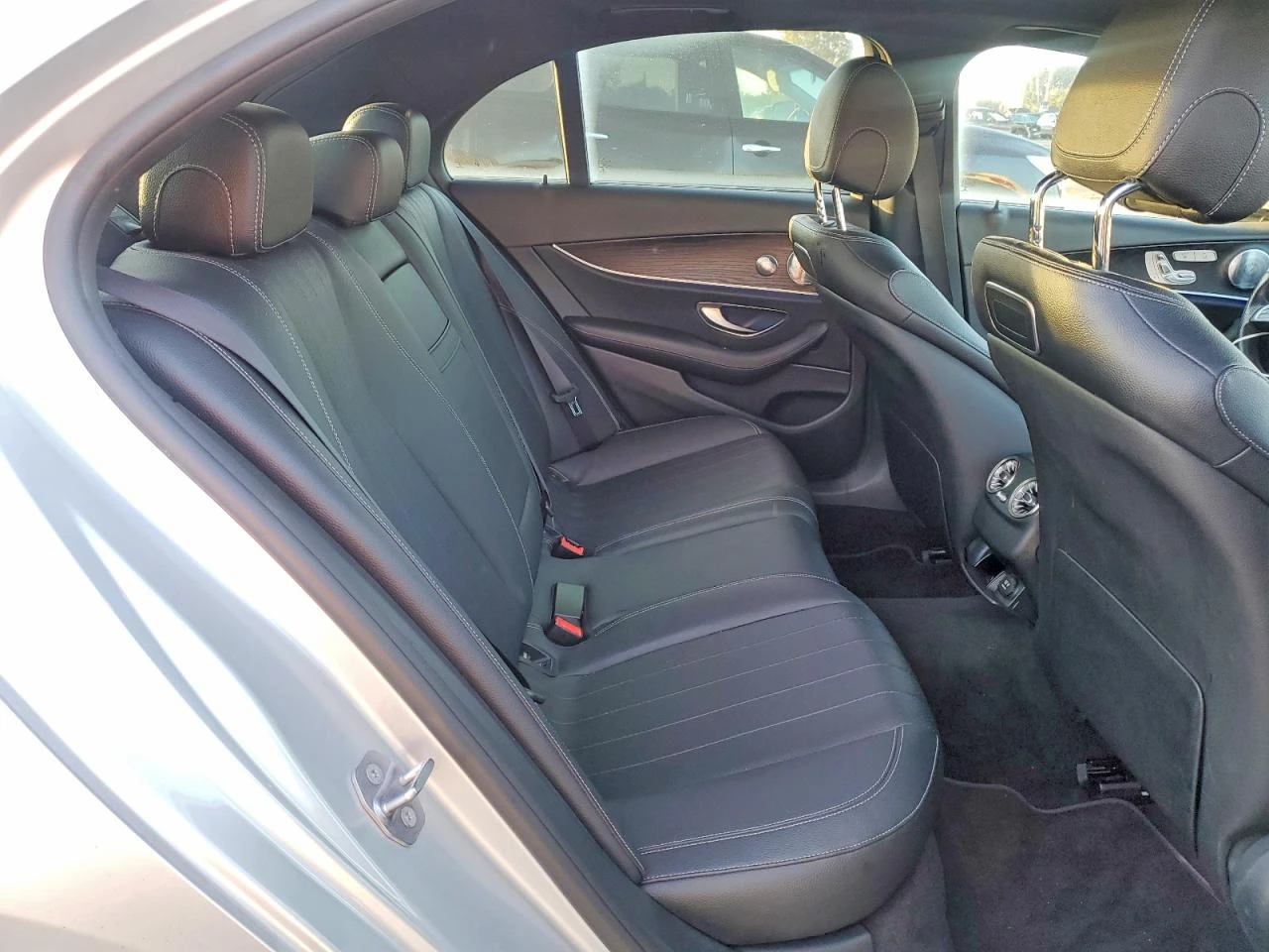 Mercedes-Benz E 300 DIGITAL* AMBIENT* BURMESTER*  - изображение 10