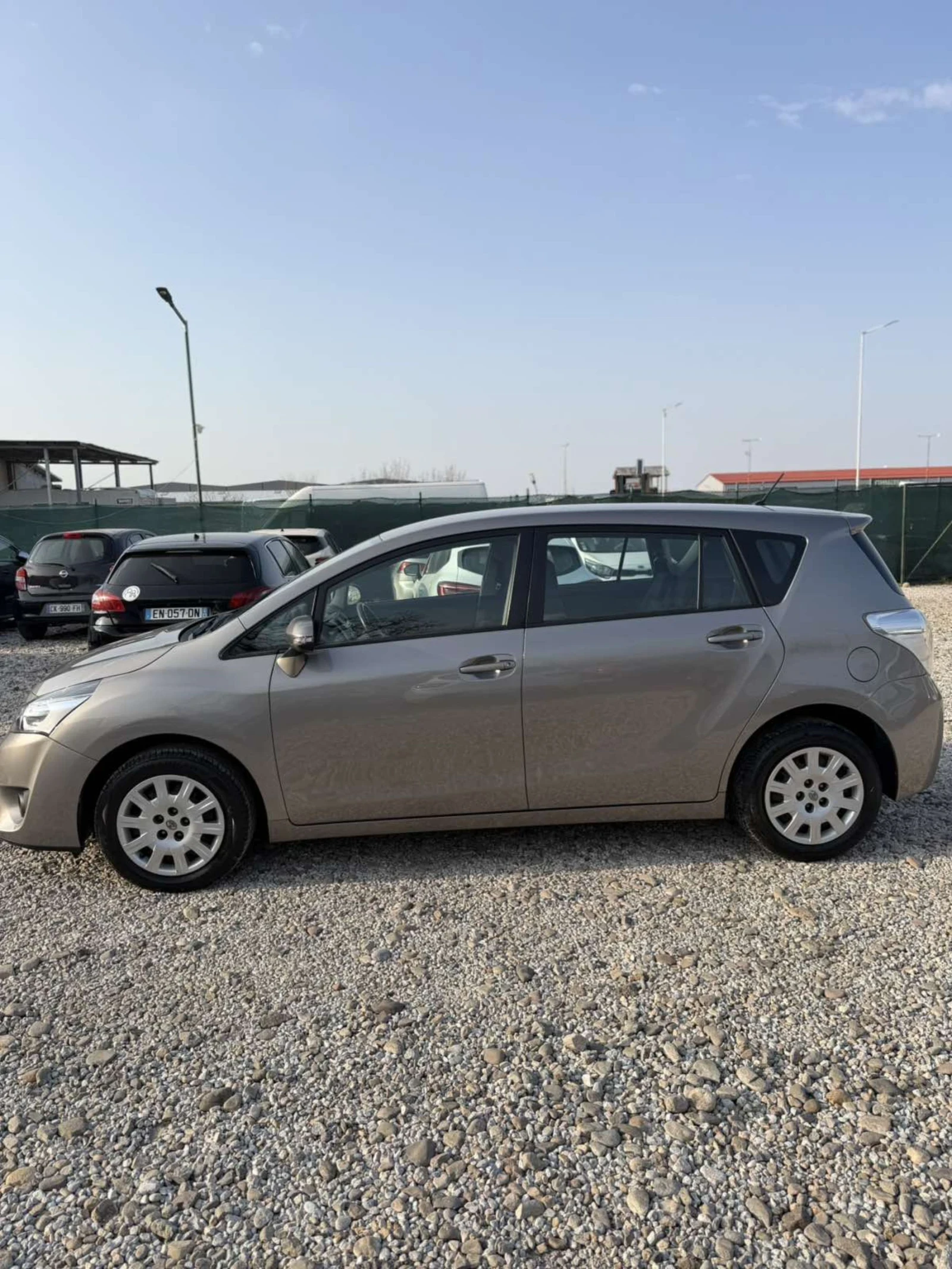 Toyota Verso 1.6 i, снимка 2 - Автомобили и джипове - 55012950