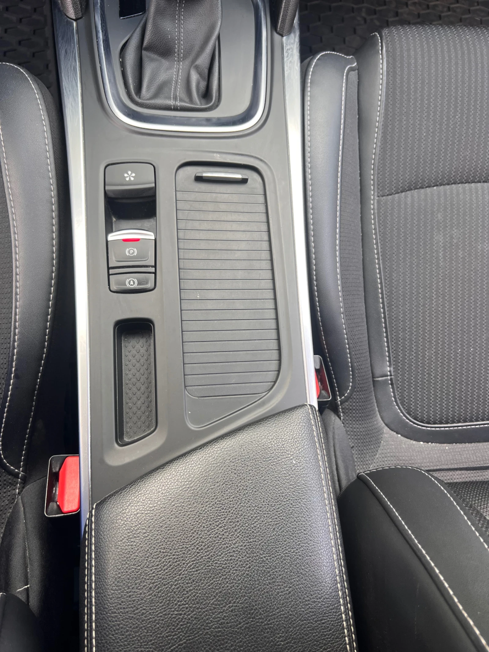 Renault Megane 1.5 DCI INTENSE Sedan, снимка 11 - Автомобили и джипове - 55329846
