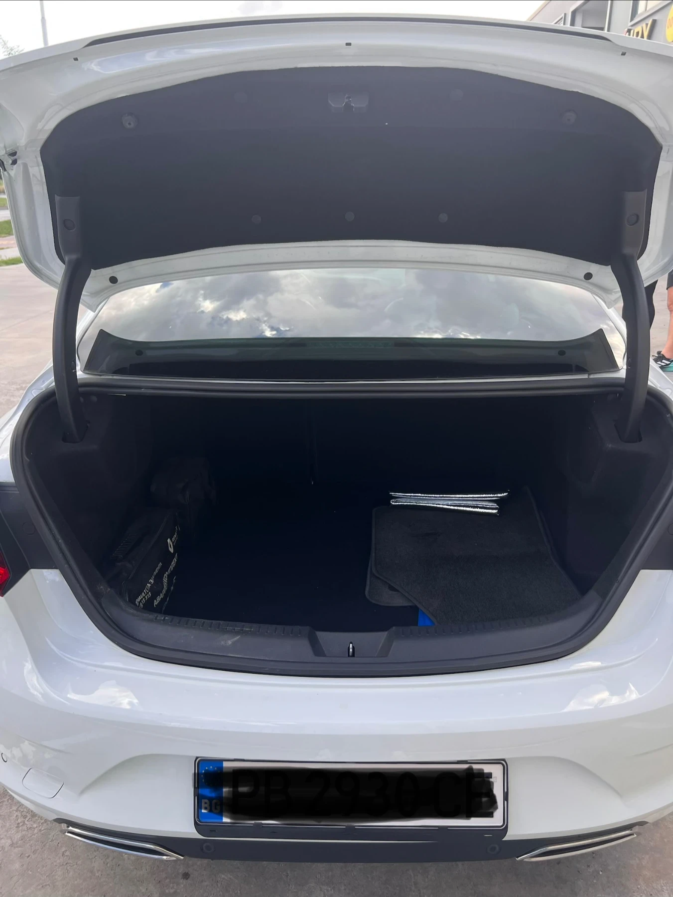 Renault Megane 1.5 DCI INTENSE Sedan, снимка 15 - Автомобили и джипове - 55329846