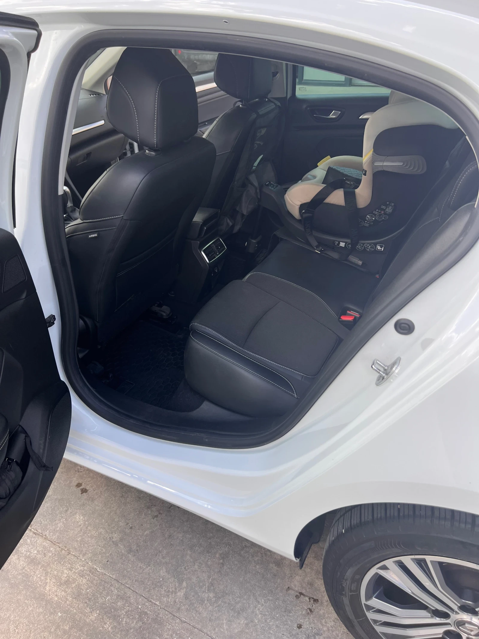 Renault Megane 1.5 DCI INTENSE Sedan, снимка 12 - Автомобили и джипове - 55329846