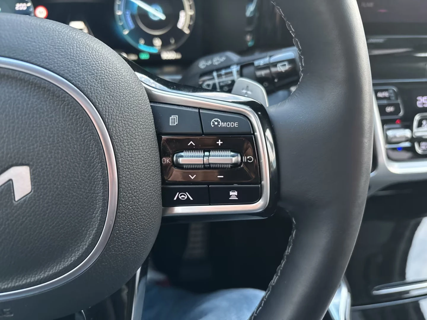 Kia Sorento 1.6T-GDI/230HP/7S/HEV/PLATINUM/AWD/PANO/360/921g, снимка 10 - Автомобили и джипове - 53826839