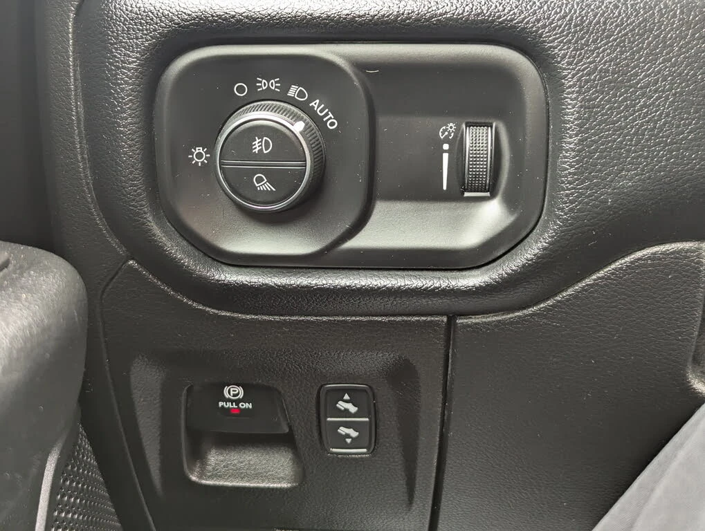 Dodge RAM 1500 5.7 HEMI | Big Horn Crew Cab 4WD | CARPLAY | Mobile.bg � ����������� 12