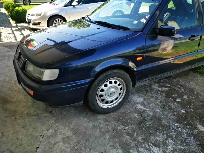 VW Passat 1, 6, снимка 3 - Автомобили и джипове - 49500384