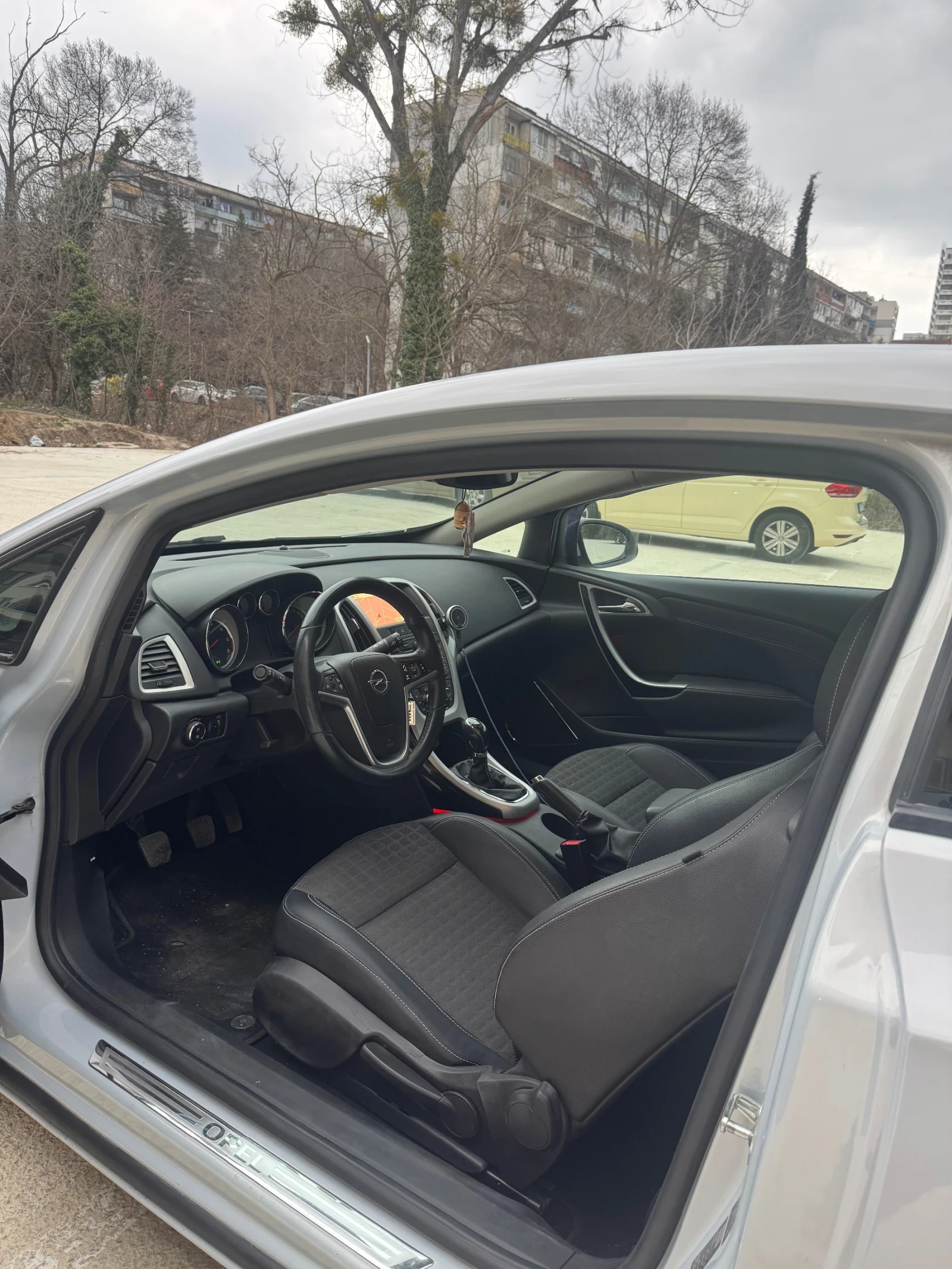 Opel Astra GTC 2.0cdi, снимка 11 - Автомобили и джипове - 53903641