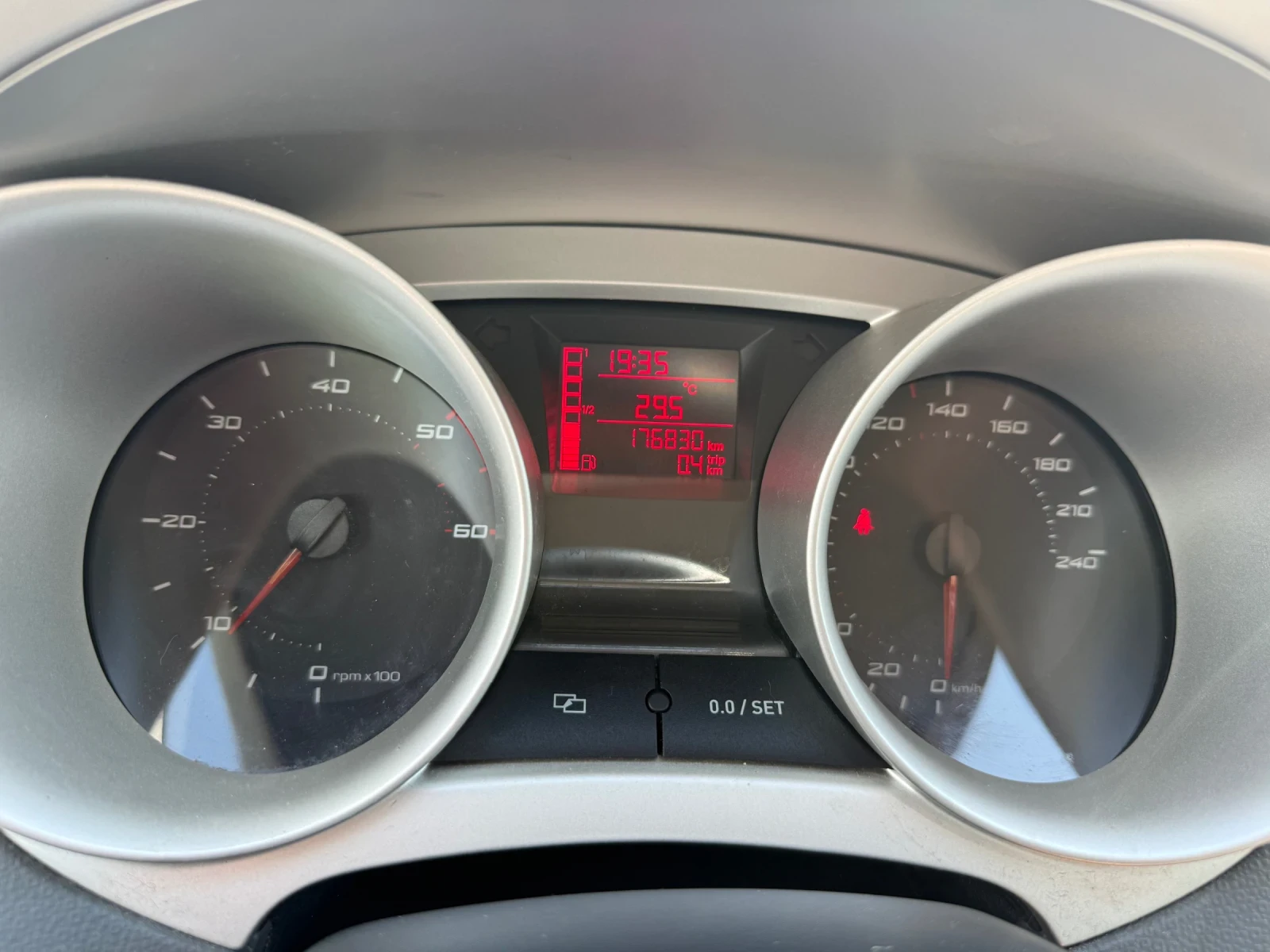 Seat Ibiza, снимка 12 - Автомобили и джипове - 55906363