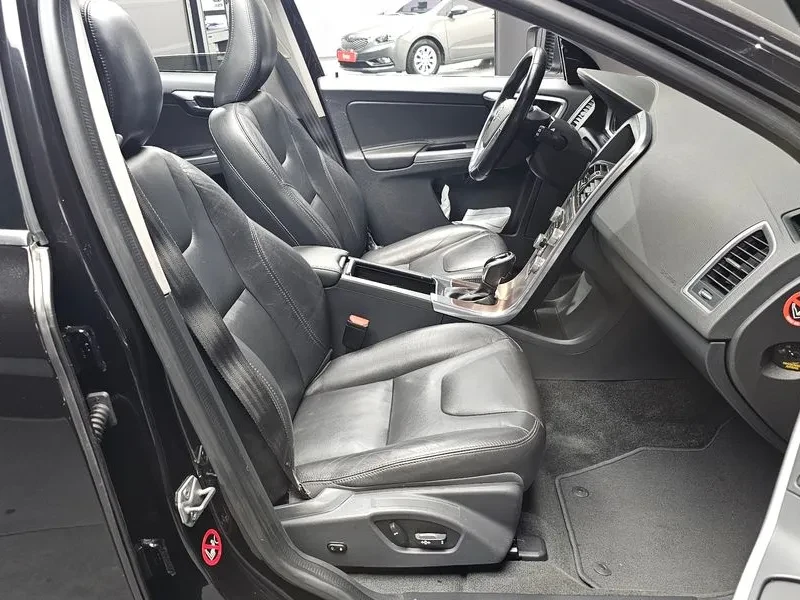 Volvo XC60 D3 1St Generation, снимка 10 - Автомобили и джипове - 56656058
