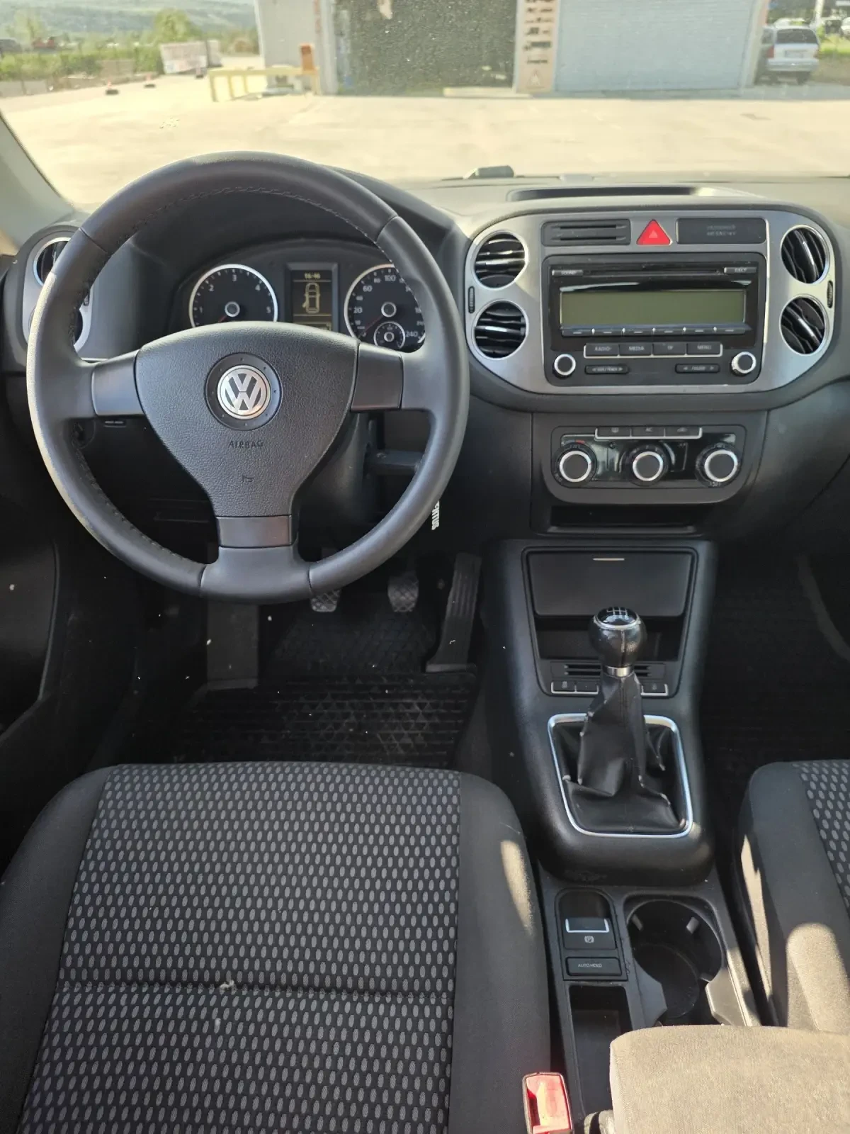 VW Tiguan 2.0 TDI - 4motion, снимка 8 - Автомобили и джипове - 54422340