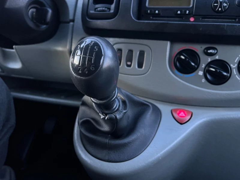 Renault Trafic 2.0dCi 114к.с. ОТЛИЧНО ТЕХНИЧЕСКО СЪСТОЯНИЕ, снимка 11 - Бусове и автобуси - 52731270