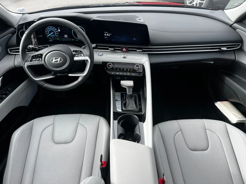 Hyundai Elantra 1.6 HIBRID, снимка 12 - Автомобили и джипове - 53379579