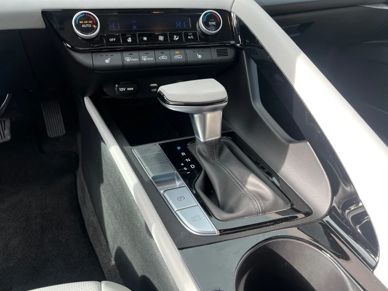 Hyundai Elantra 1.6 HIBRID, снимка 9 - Автомобили и джипове - 53379579