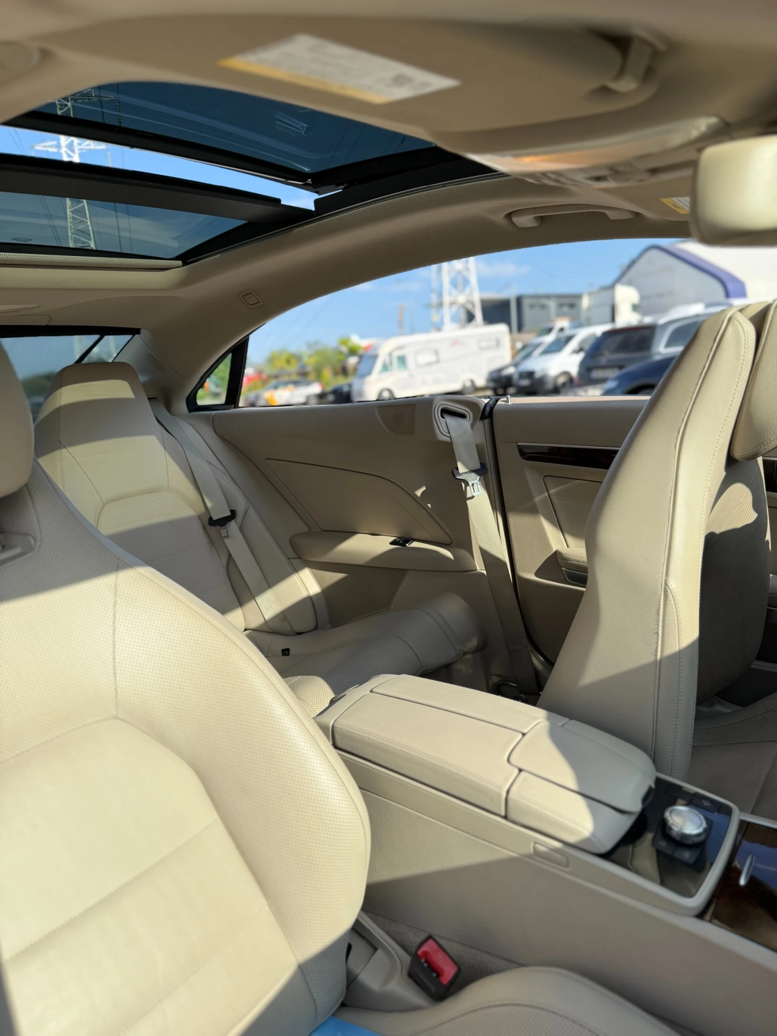 Mercedes-Benz E 350 FACELIFT / MANUFAKTUR / HARMAN-KARDON / PANO / RWD, снимка 16 - Автомобили и джипове - 55303894