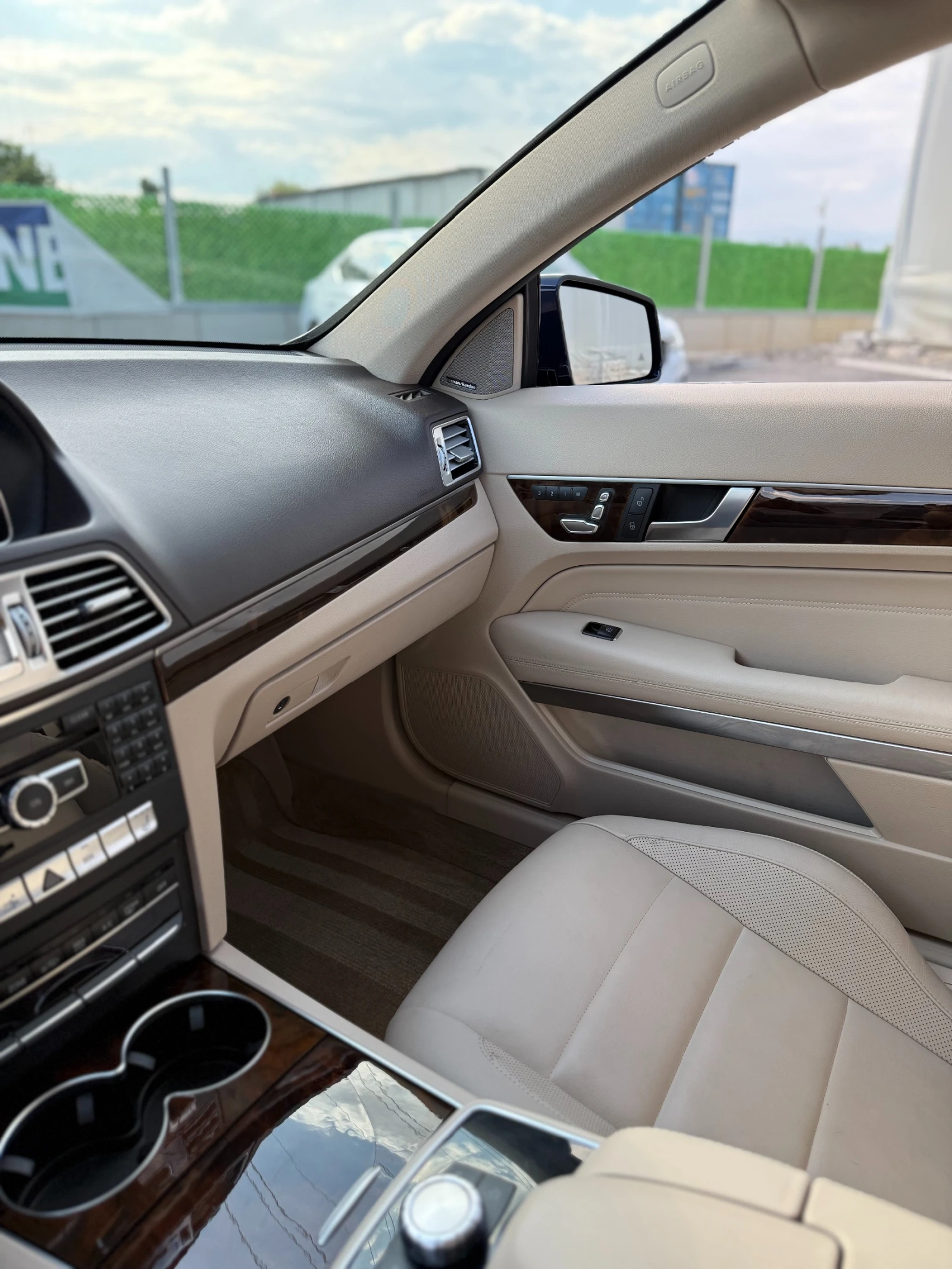Mercedes-Benz E 350 FACELIFT / MANUFAKTUR / HARMAN-KARDON / PANO / RWD, снимка 8 - Автомобили и джипове - 55303894