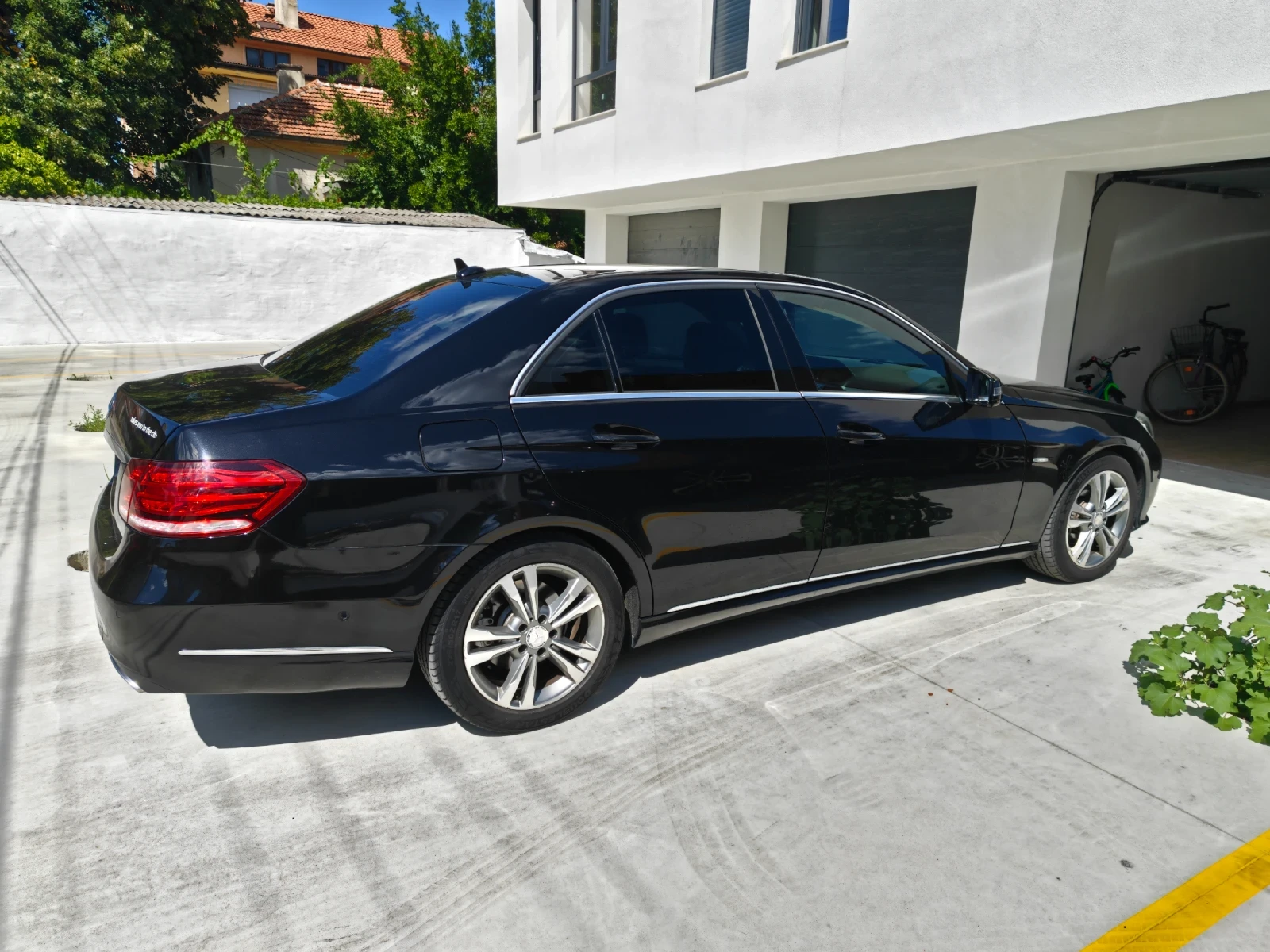 Mercedes-Benz E 220, снимка 3 - Автомобили и джипове - 55502260