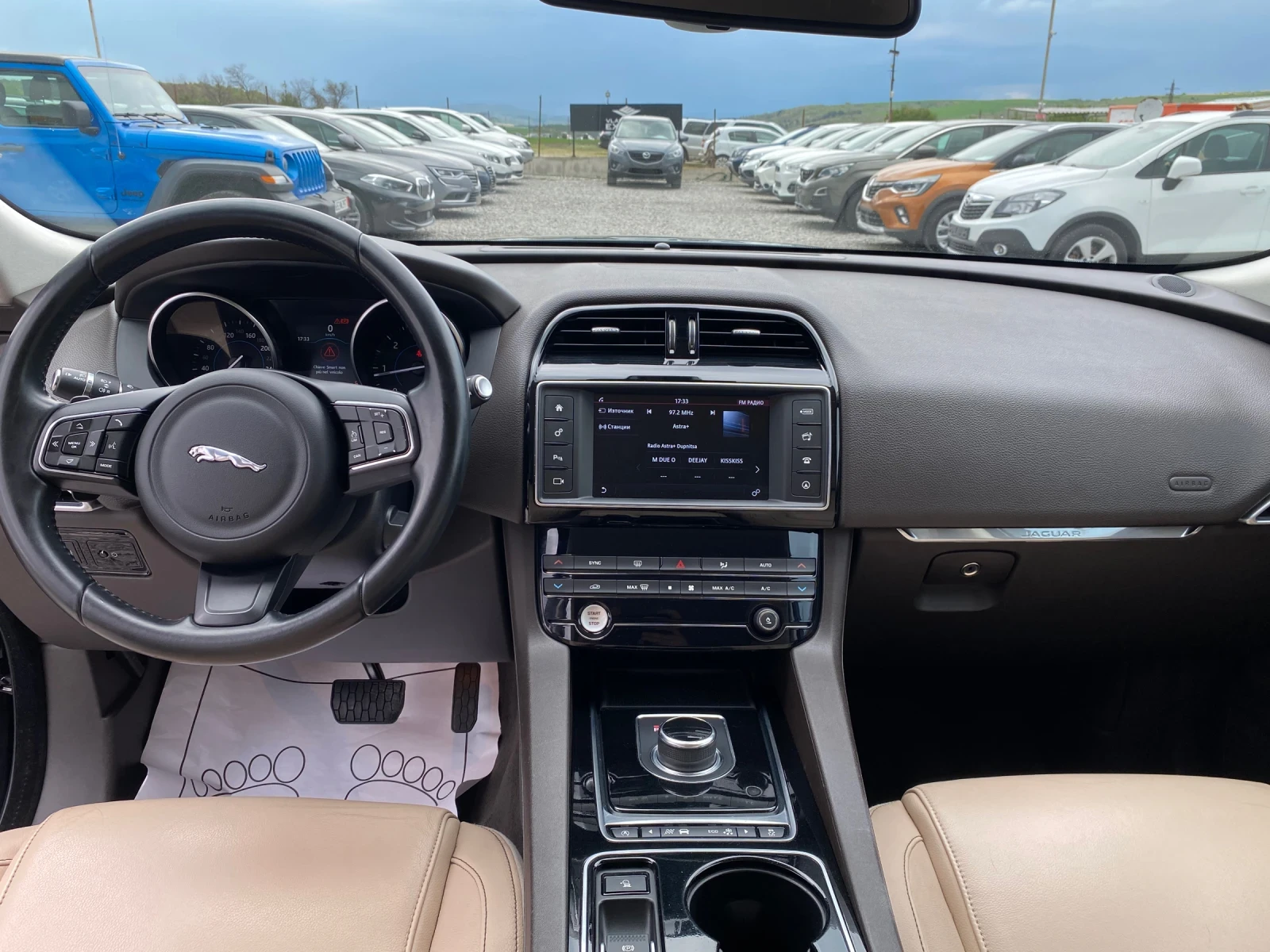 Jaguar F-PACE 2.0D 180HP 4x4 FULL EXTRAS 145444km TOP NEW  - изображение 9