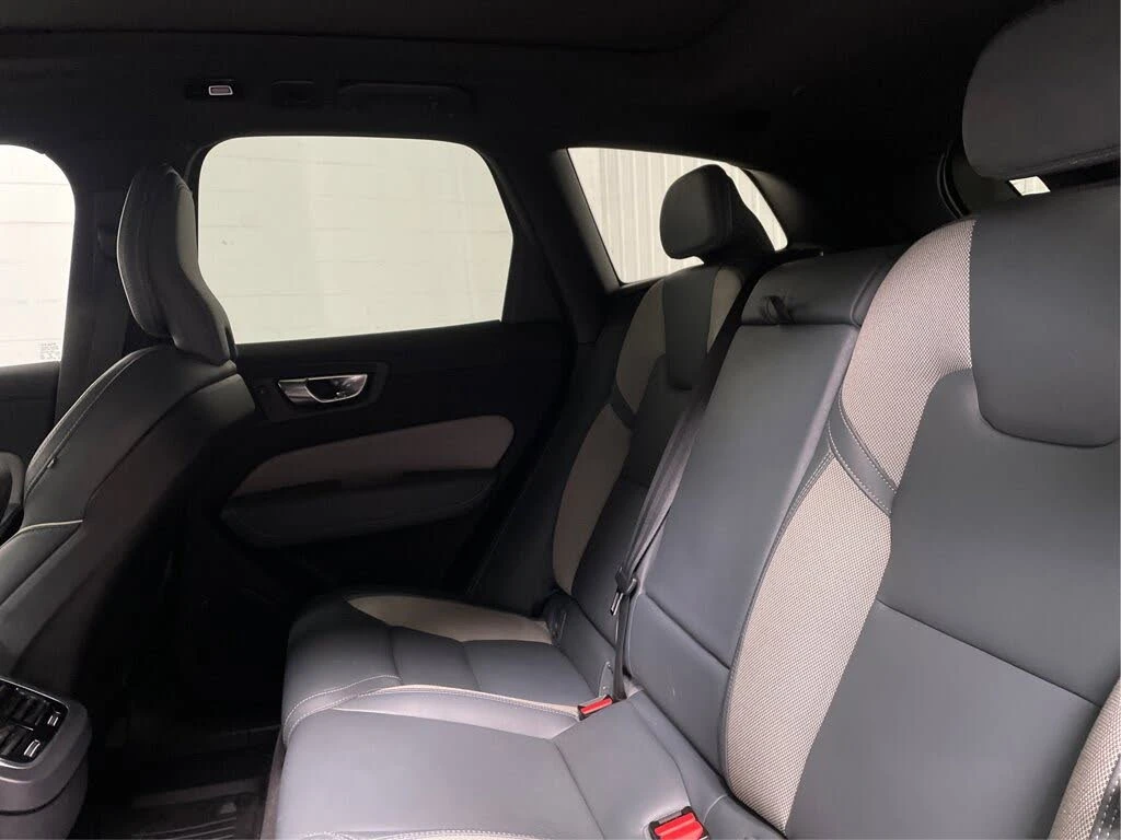Volvo XC60 B6* R DESIGN* HARMAN* ПАНО* 360* КРАЙНА ЦЕНА, снимка 15 - Автомобили и джипове - 55503380