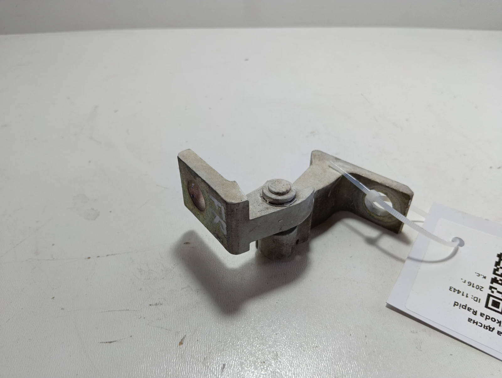 панта предна дясна 8K0831402D Skoda Rapid