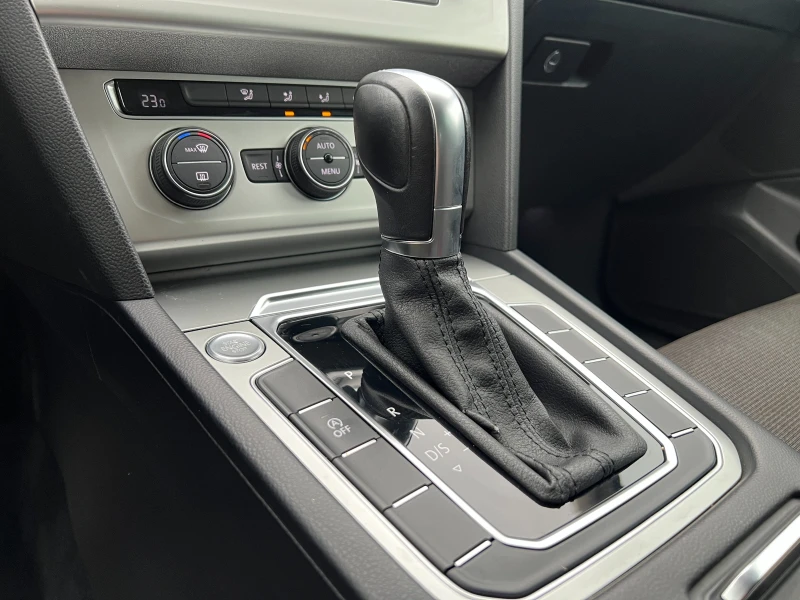 VW Passat 2.0TDI AUT/HIGHLINE/NAVI/СЕРВИЗНА ИСТОРИЯ/ACC, снимка 15 - Автомобили и джипове - 52672900