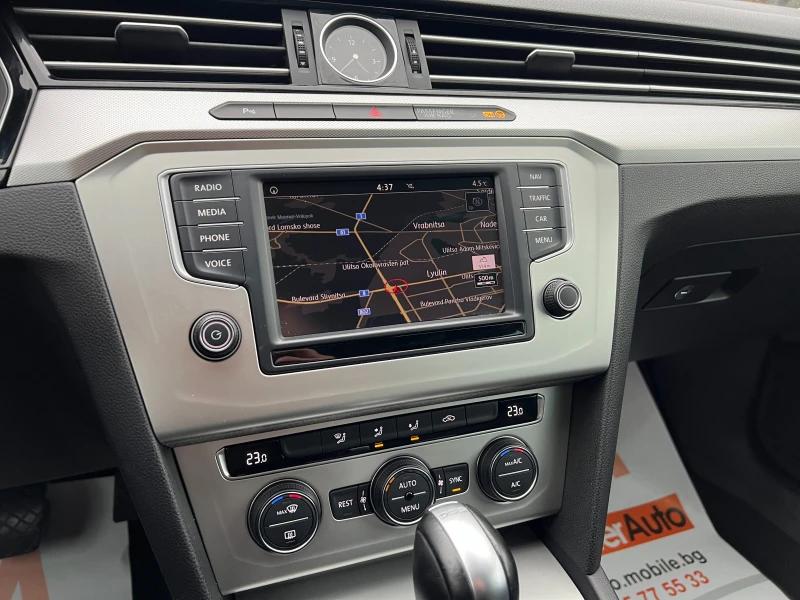 VW Passat 2.0TDI AUT/HIGHLINE/NAVI/СЕРВИЗНА ИСТОРИЯ/ACC, снимка 16 - Автомобили и джипове - 52672900