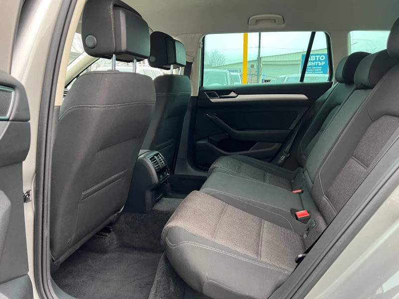 VW Passat 2.0TDI AUT/HIGHLINE/NAVI/СЕРВИЗНА ИСТОРИЯ/ACC, снимка 10 - Автомобили и джипове - 52672900