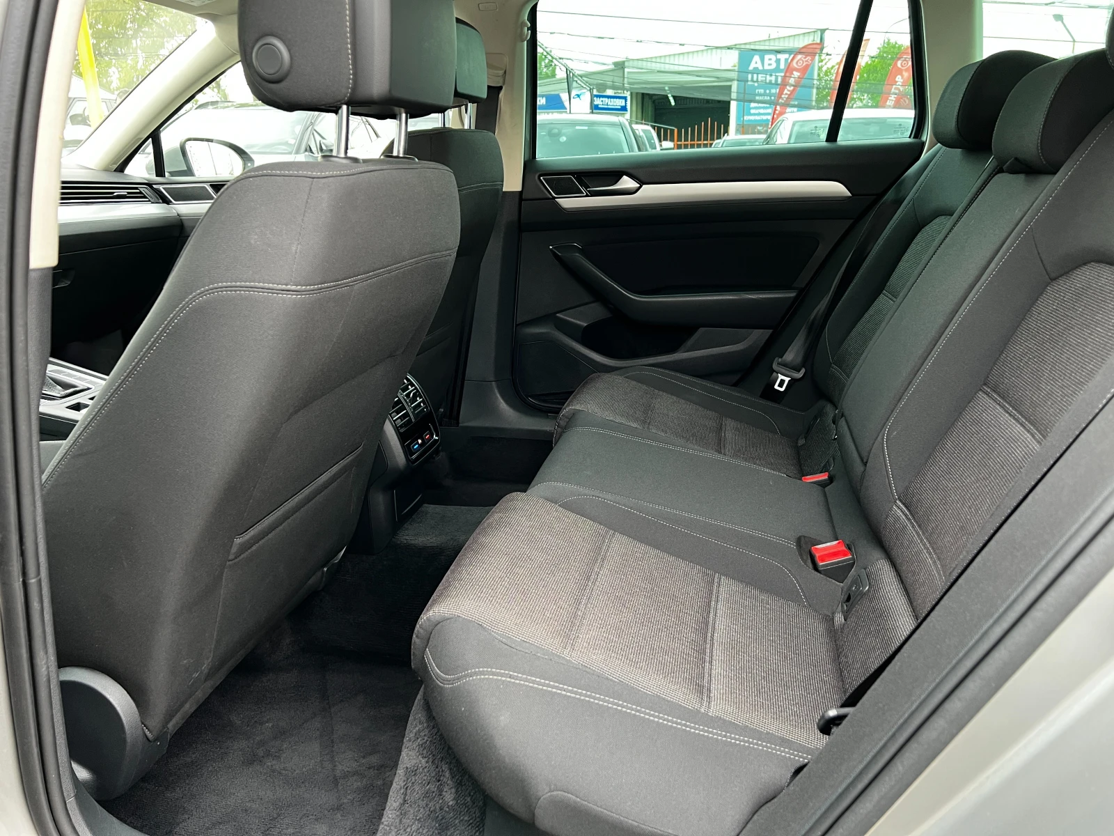 VW Passat 2.0TDI AUT/HIGHLINE/NAVI/СЕРВИЗНА ИСТОРИЯ/ACC, снимка 10 - Автомобили и джипове - 52672900