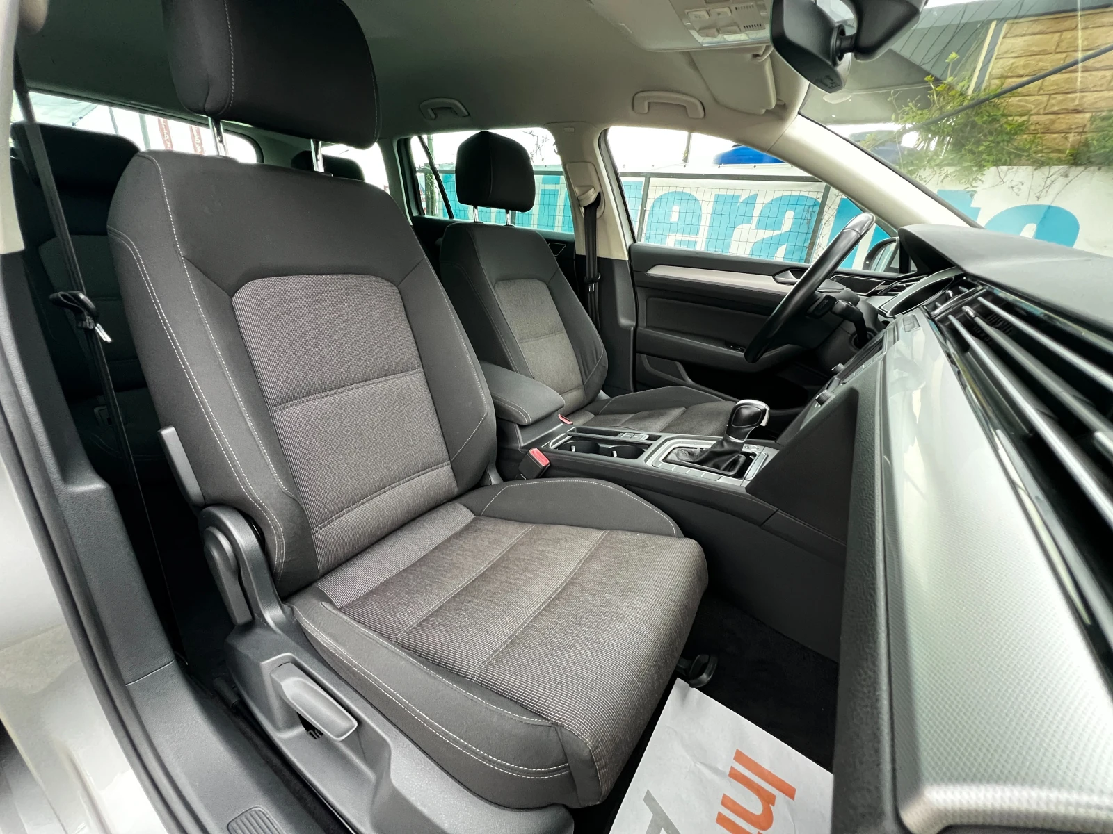 VW Passat 2.0TDI AUT/HIGHLINE/NAVI/СЕРВИЗНА ИСТОРИЯ/ACC, снимка 14 - Автомобили и джипове - 52672900