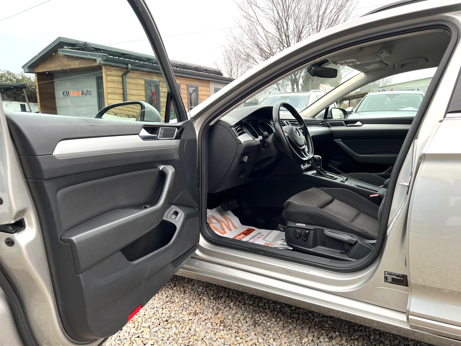 VW Passat 2.0TDI AUT/HIGHLINE/NAVI/СЕРВИЗНА ИСТОРИЯ/ACC - изображение 7