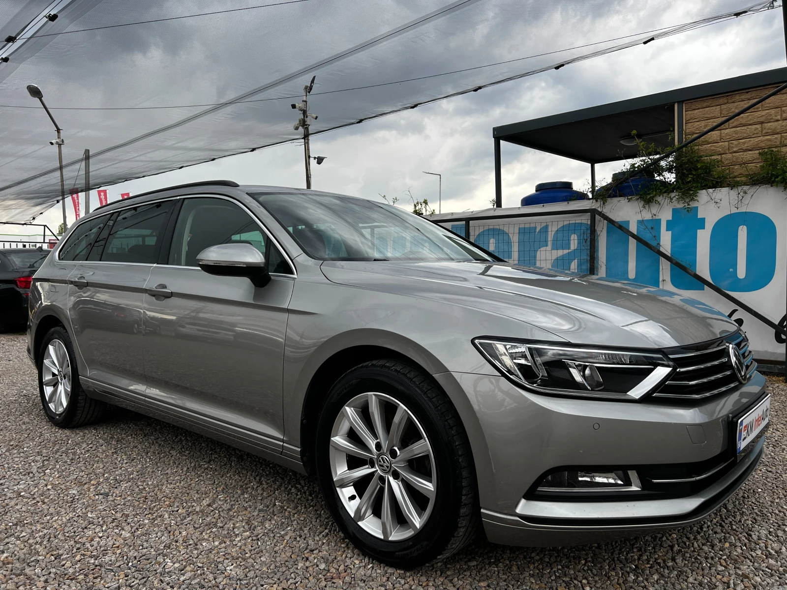 VW Passat 2.0TDI AUT/HIGHLINE/NAVI/СЕРВИЗНА ИСТОРИЯ/ACC, снимка 3 - Автомобили и джипове - 52672900