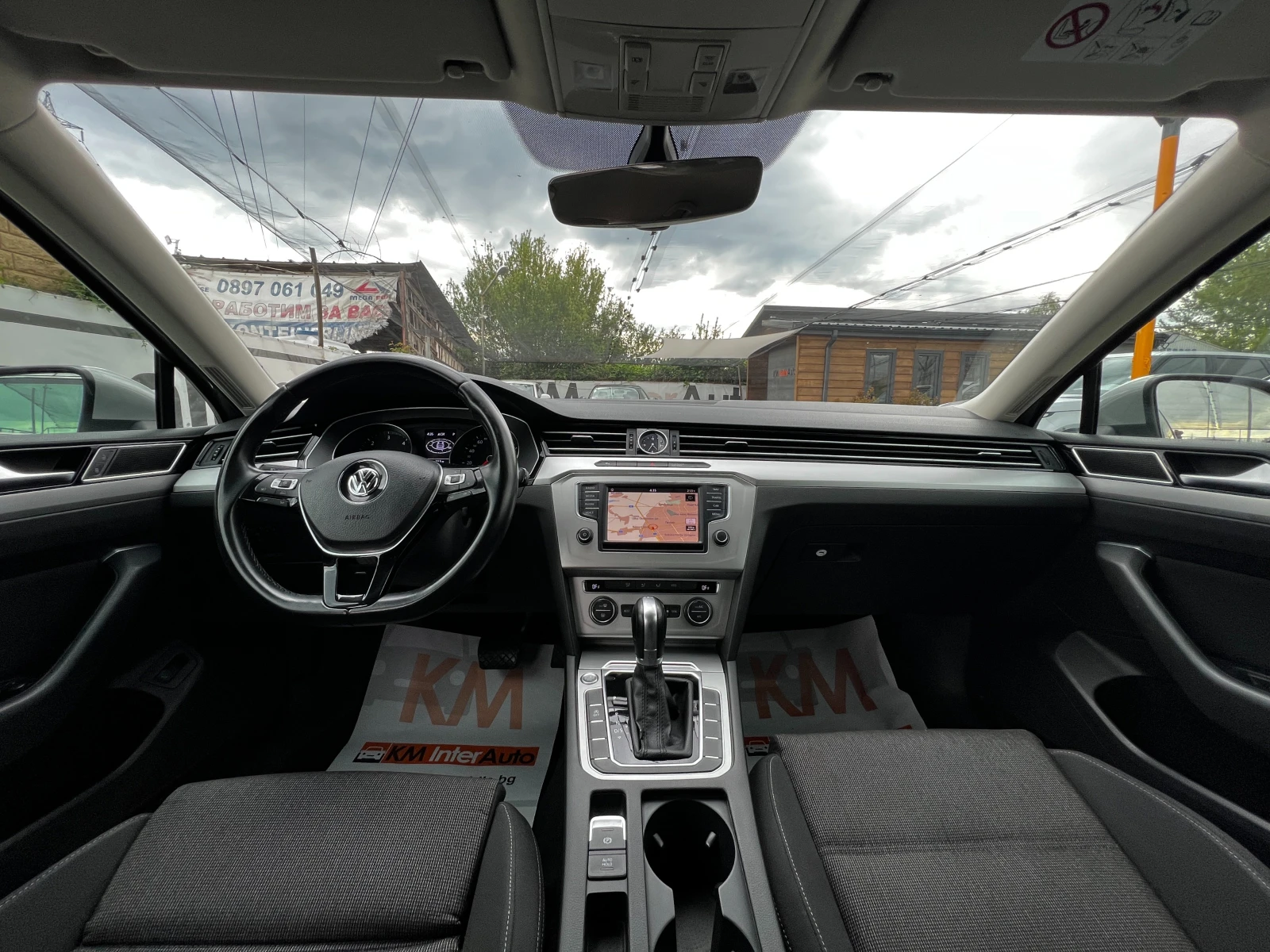 VW Passat 2.0TDI AUT/HIGHLINE/NAVI/СЕРВИЗНА ИСТОРИЯ/ACC, снимка 12 - Автомобили и джипове - 52672900