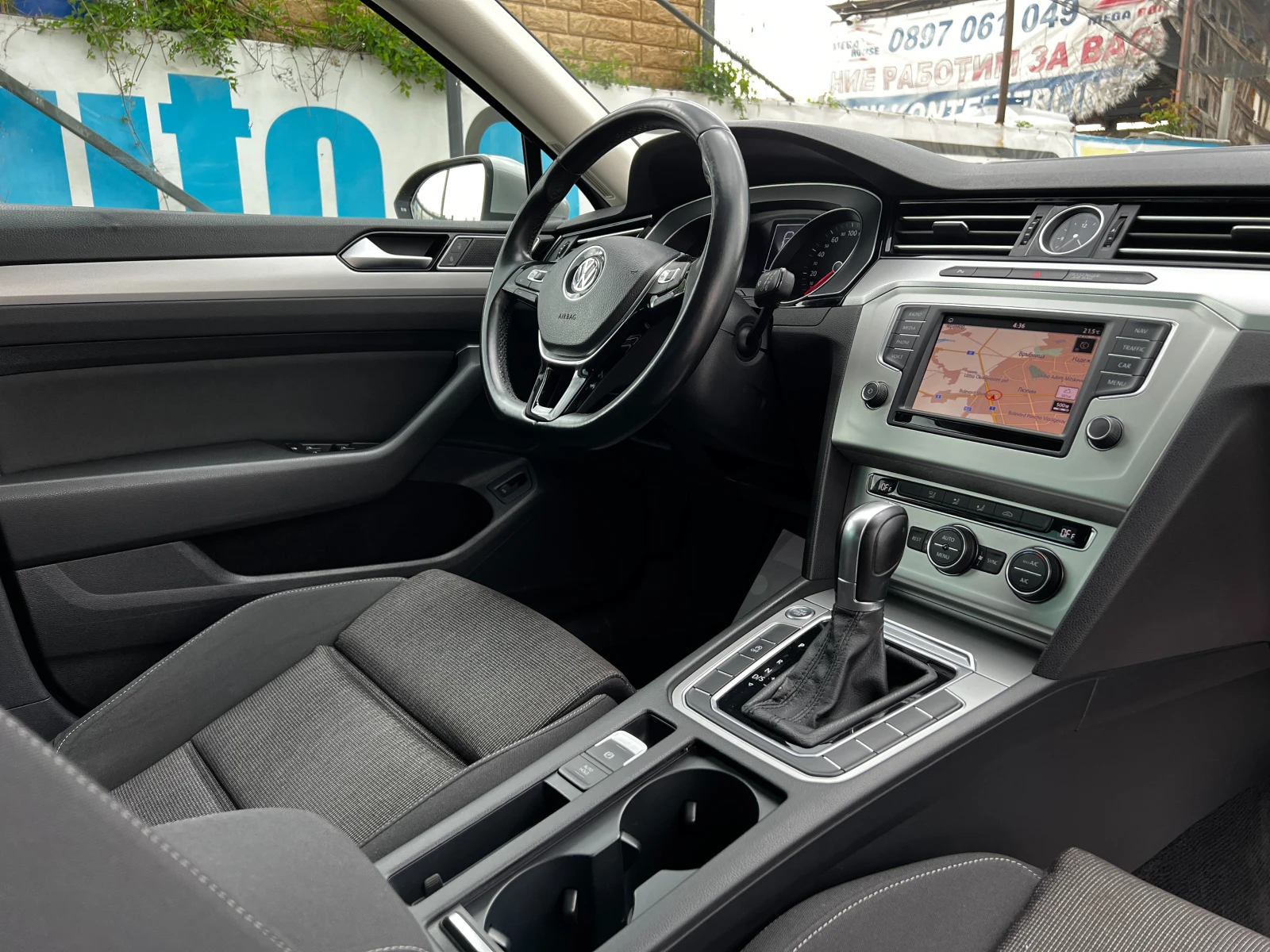 VW Passat 2.0TDI AUT/HIGHLINE/NAVI/СЕРВИЗНА ИСТОРИЯ/ACC, снимка 15 - Автомобили и джипове - 52672900