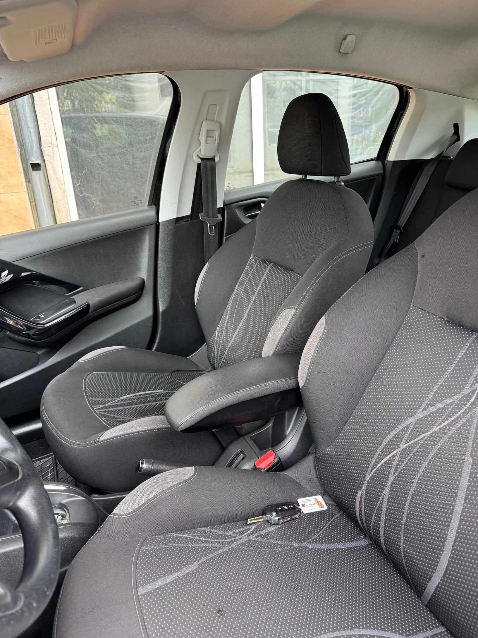 Peugeot 208, снимка 11 - Автомобили и джипове - 53907771