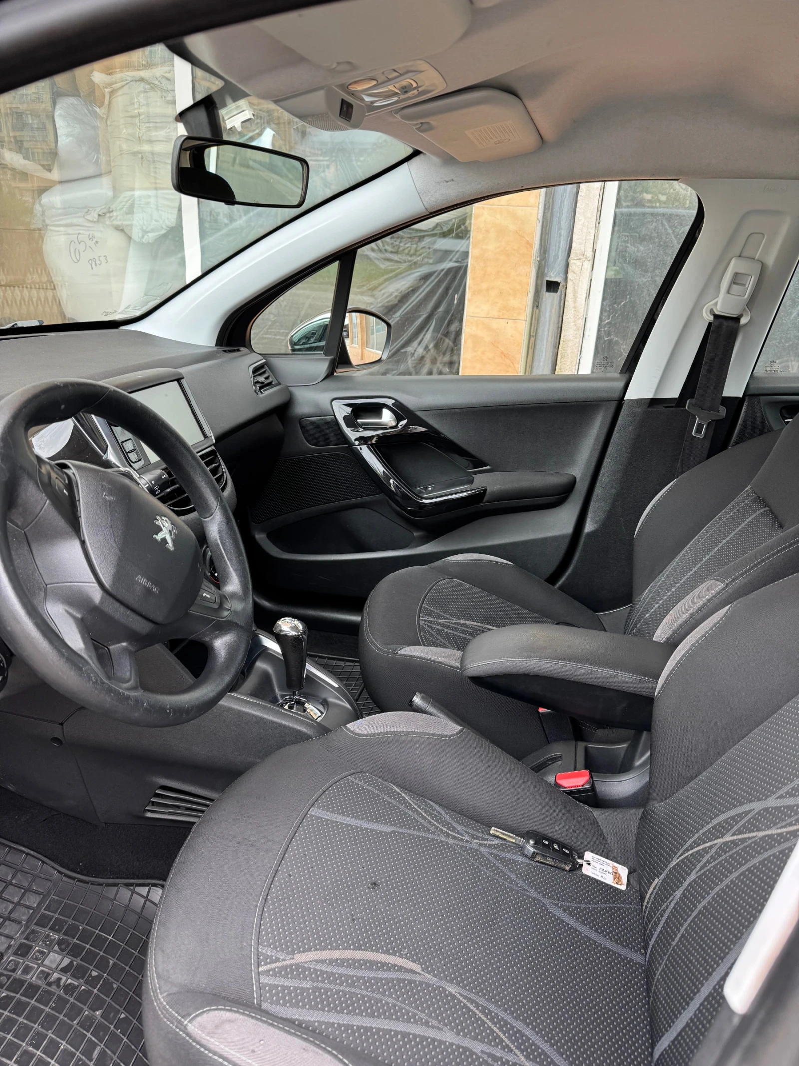 Peugeot 208, снимка 10 - Автомобили и джипове - 53907771