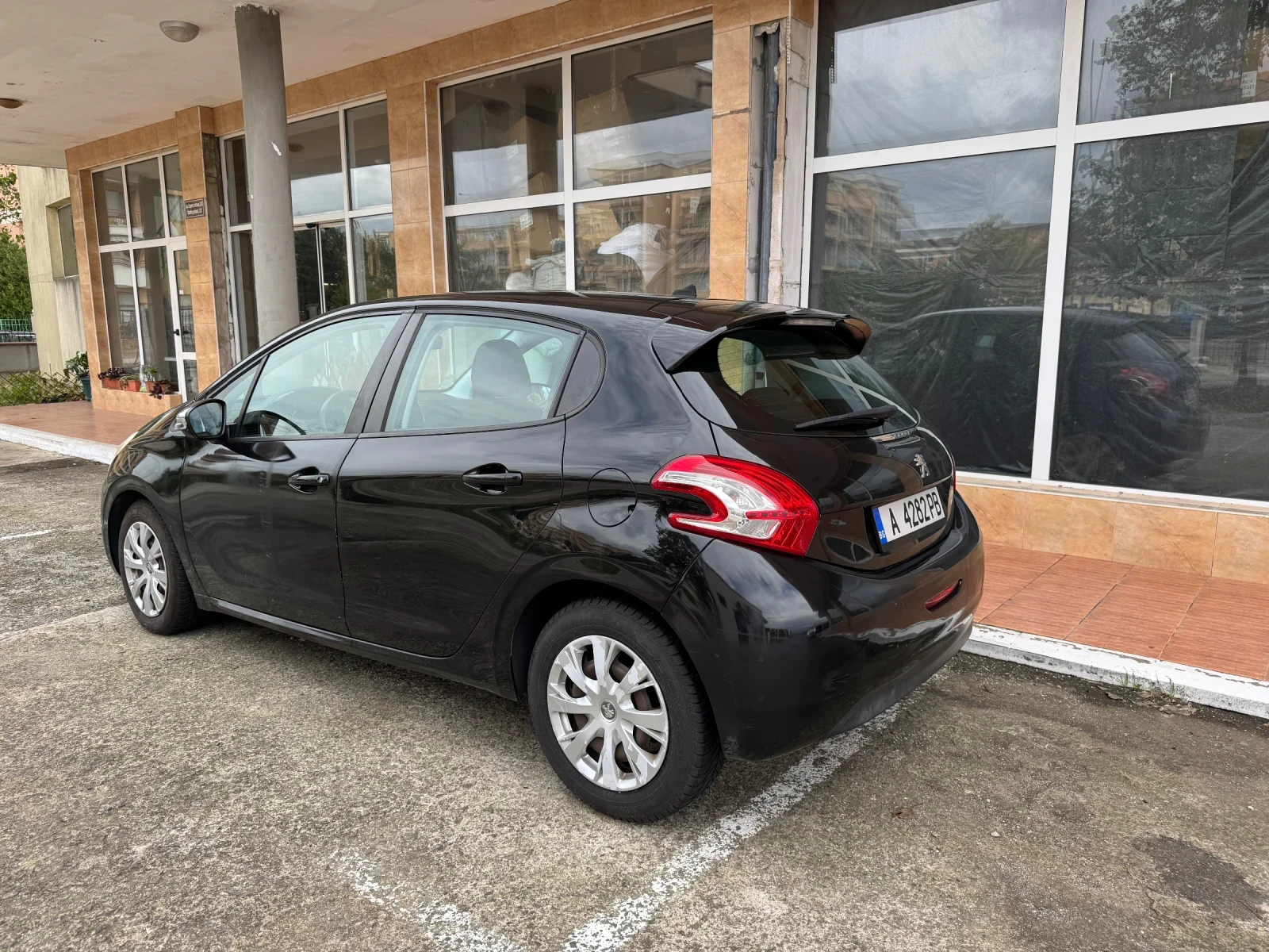 Peugeot 208, снимка 2 - Автомобили и джипове - 53907771