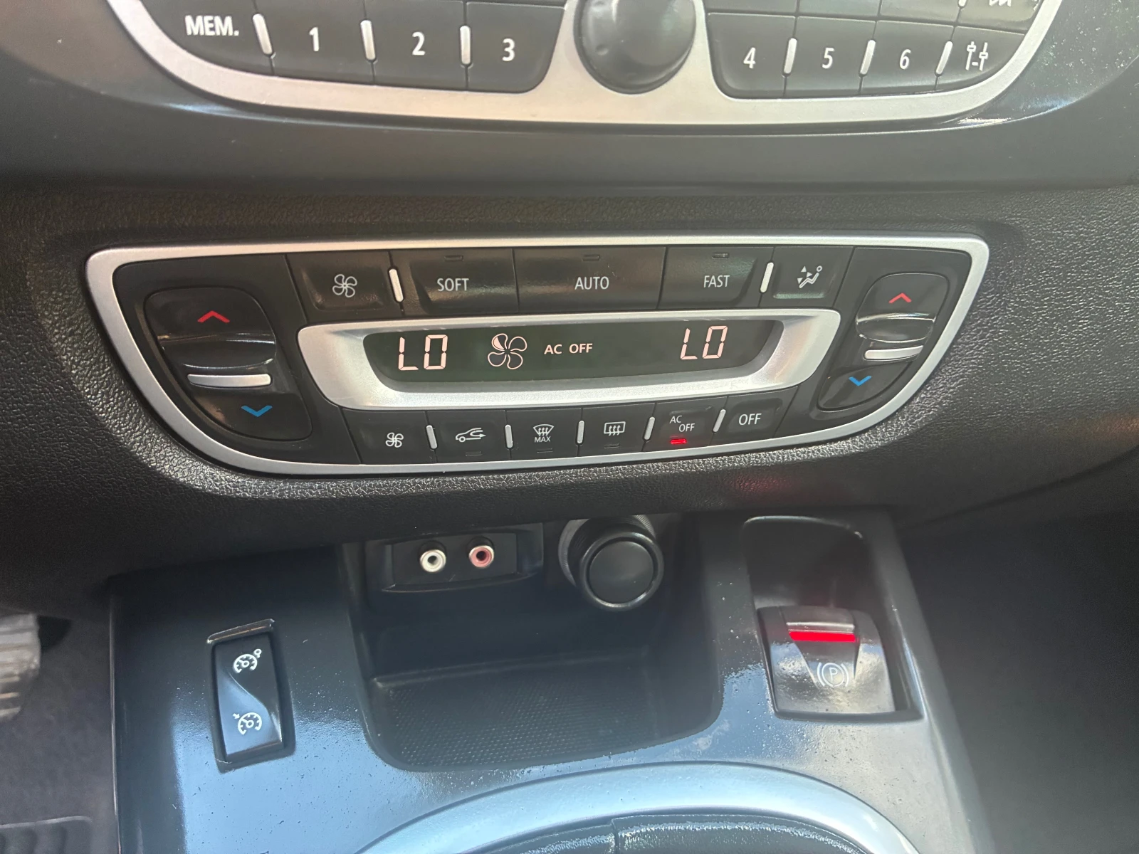 Renault Scenic 1.6i /7места, снимка 10 - Автомобили и джипове - 54912911