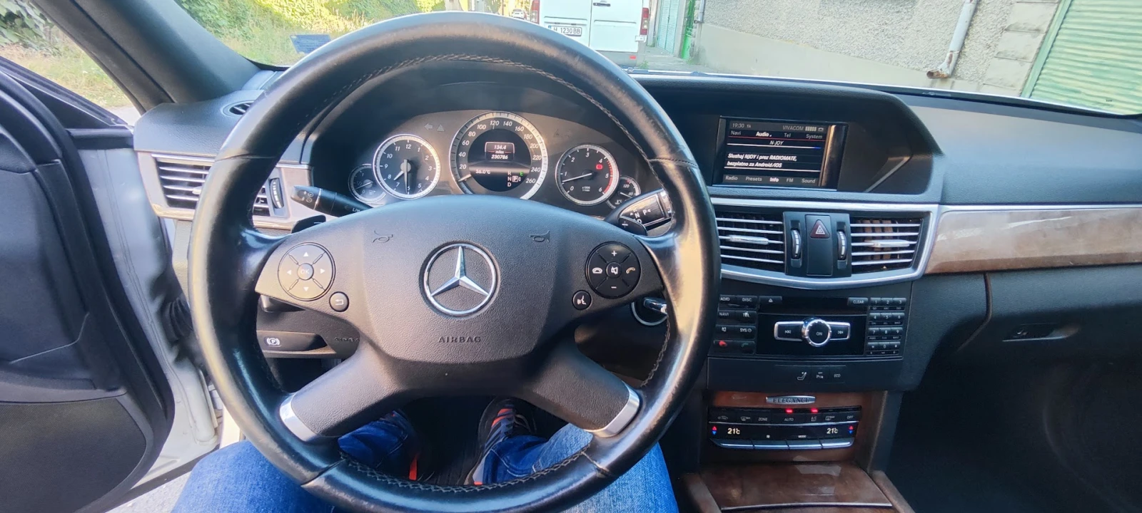 Mercedes-Benz E 300 CDI BlueEFFICIENCY, снимка 10 - Автомобили и джипове - 55400992