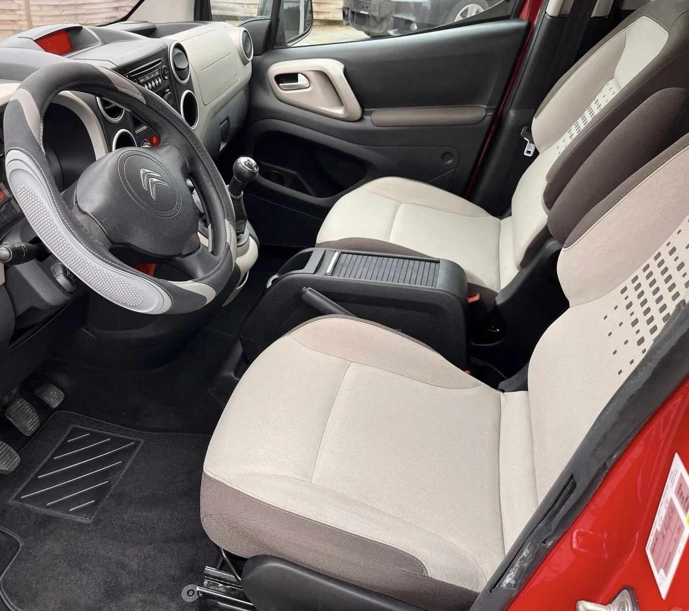 Citroen Berlingo 1.6 HDI Facelift LED, снимка 9 - Автомобили и джипове - 55784817
