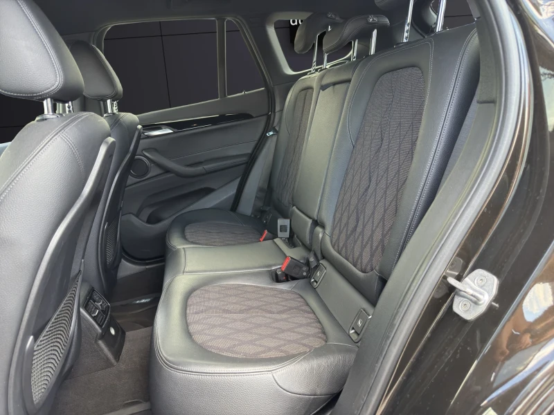 BMW X1 * xDrive25d* Sport Line* LED* PANO* H&K* HUD* , снимка 15 - Автомобили и джипове - 50977869