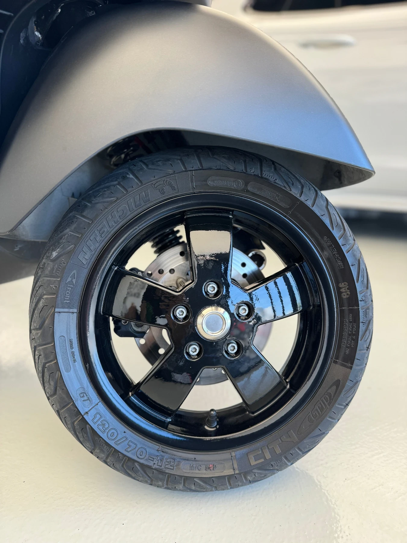 Vespa 300 GTS Notte AKRAPOVIC - изображение 9