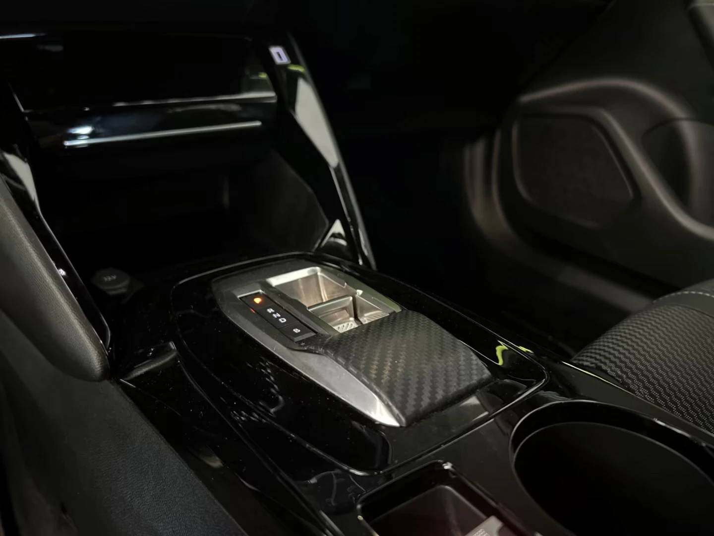 Peugeot 2008 GT/136HP/FACE/FULL-LED/360/NAVI/207h, снимка 11 - Автомобили и джипове - 54413612