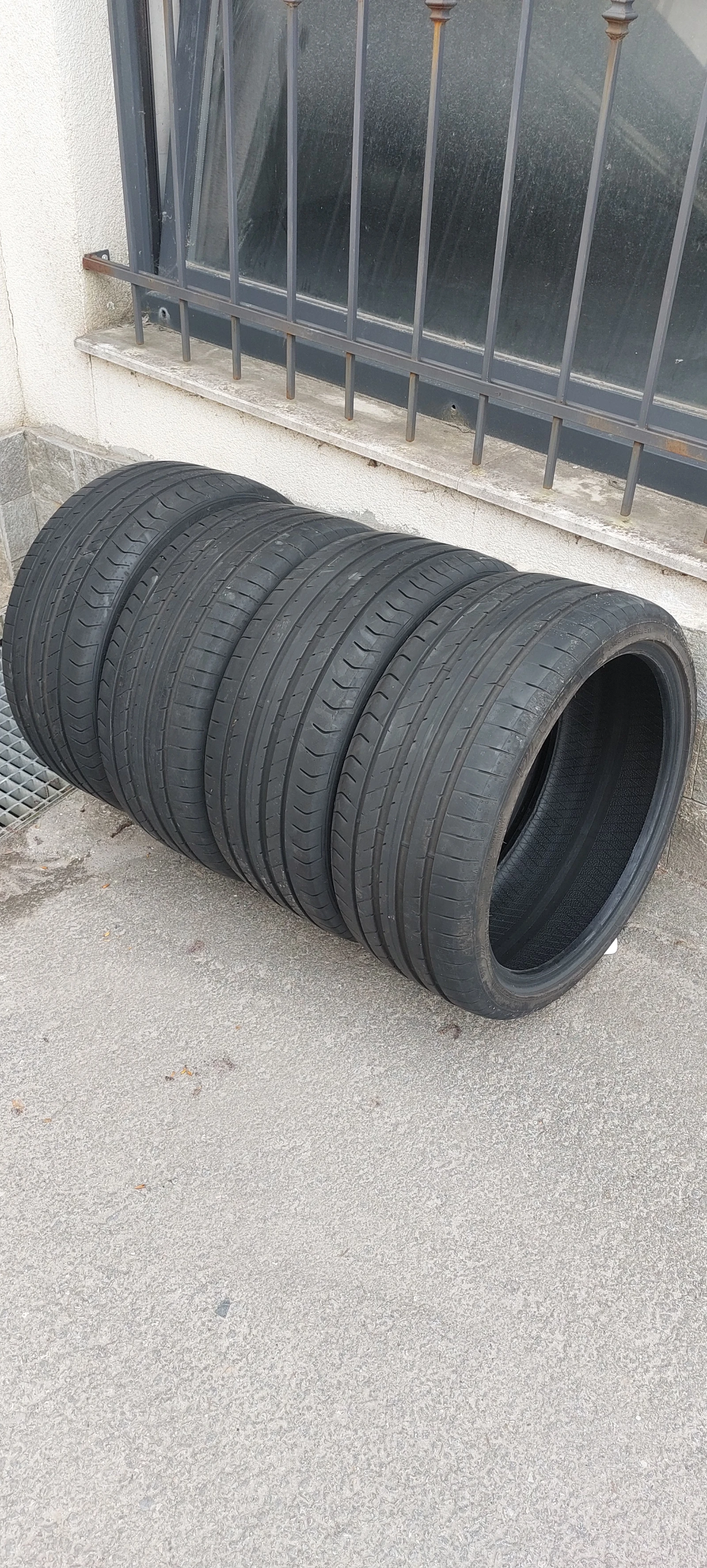 Гуми Летни 235/35R19, снимка 3 - Гуми и джанти - 54479711