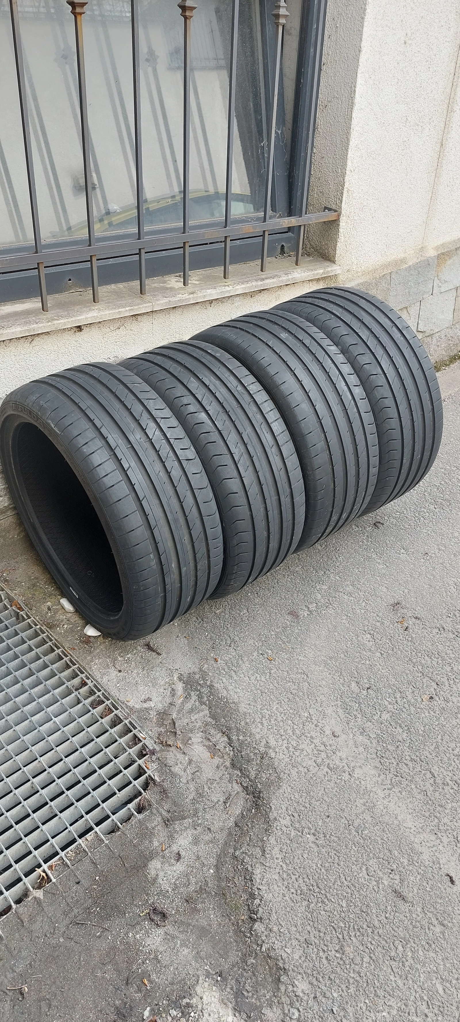 Гуми Летни 235/35R19, снимка 2 - Гуми и джанти - 54479711