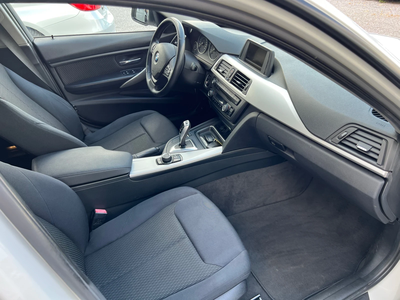 BMW 320 D Bi-xenon Avtom, снимка 9 - Автомобили и джипове - 54753465