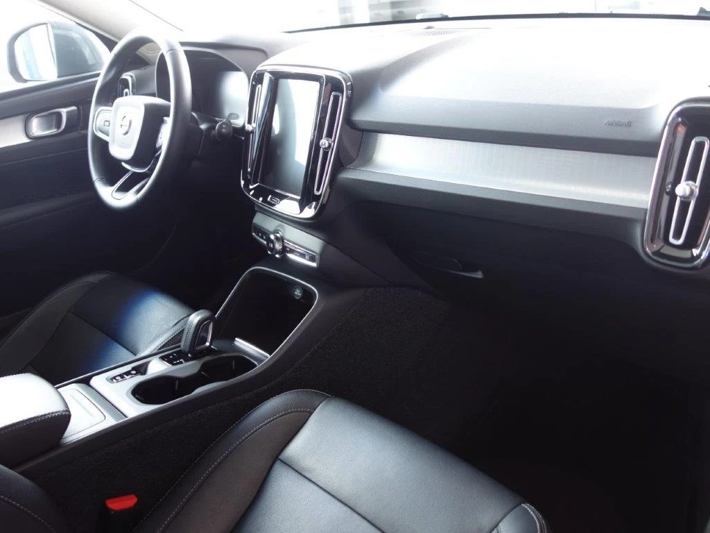 Volvo XC40 Momentum Pro 2L 4x4/LED/CAM/NAVI - изображение 6