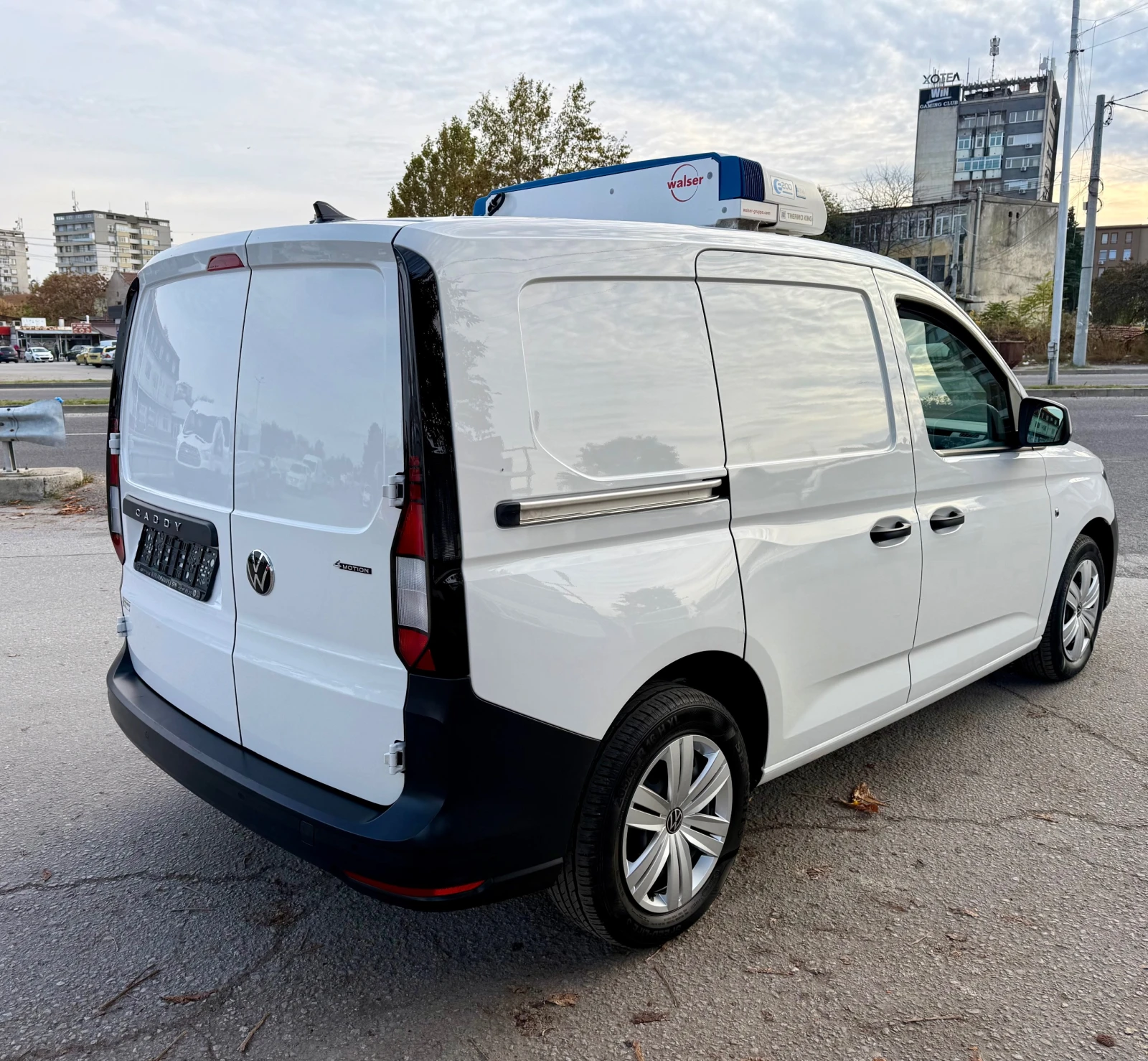 VW Caddy 2.0 TDI ХЛАДИЛЕН 4 Motion ЕВРО 6, снимка 4 - Бусове и автобуси - 56749667